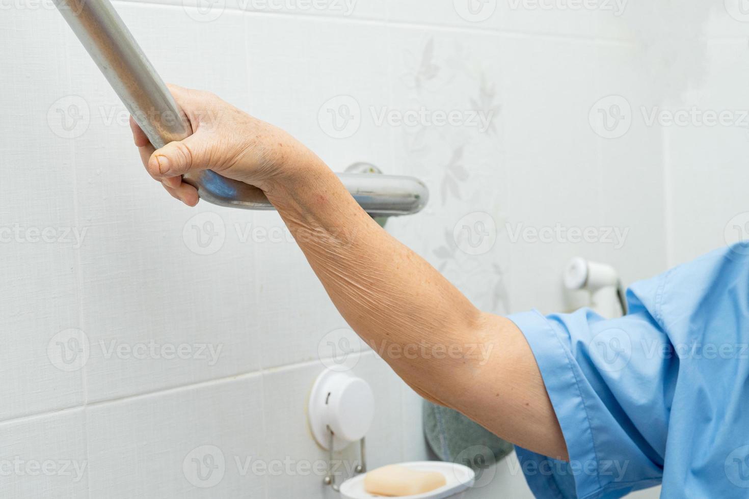 asiatique senior femme patient utiliser toilette poignée sécurité photo