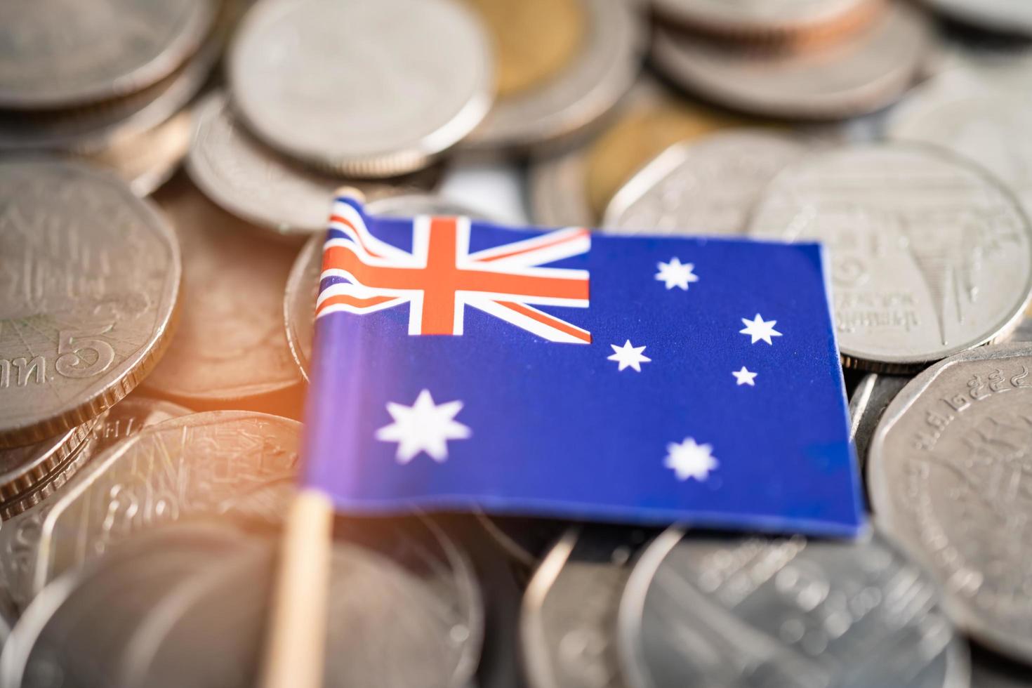 pile de pièces de monnaie avec le drapeau australien, concept financier. photo