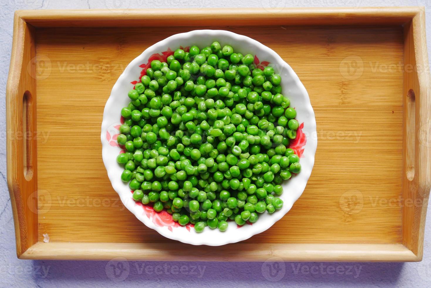 petits pois bio frais dans un bol, photo