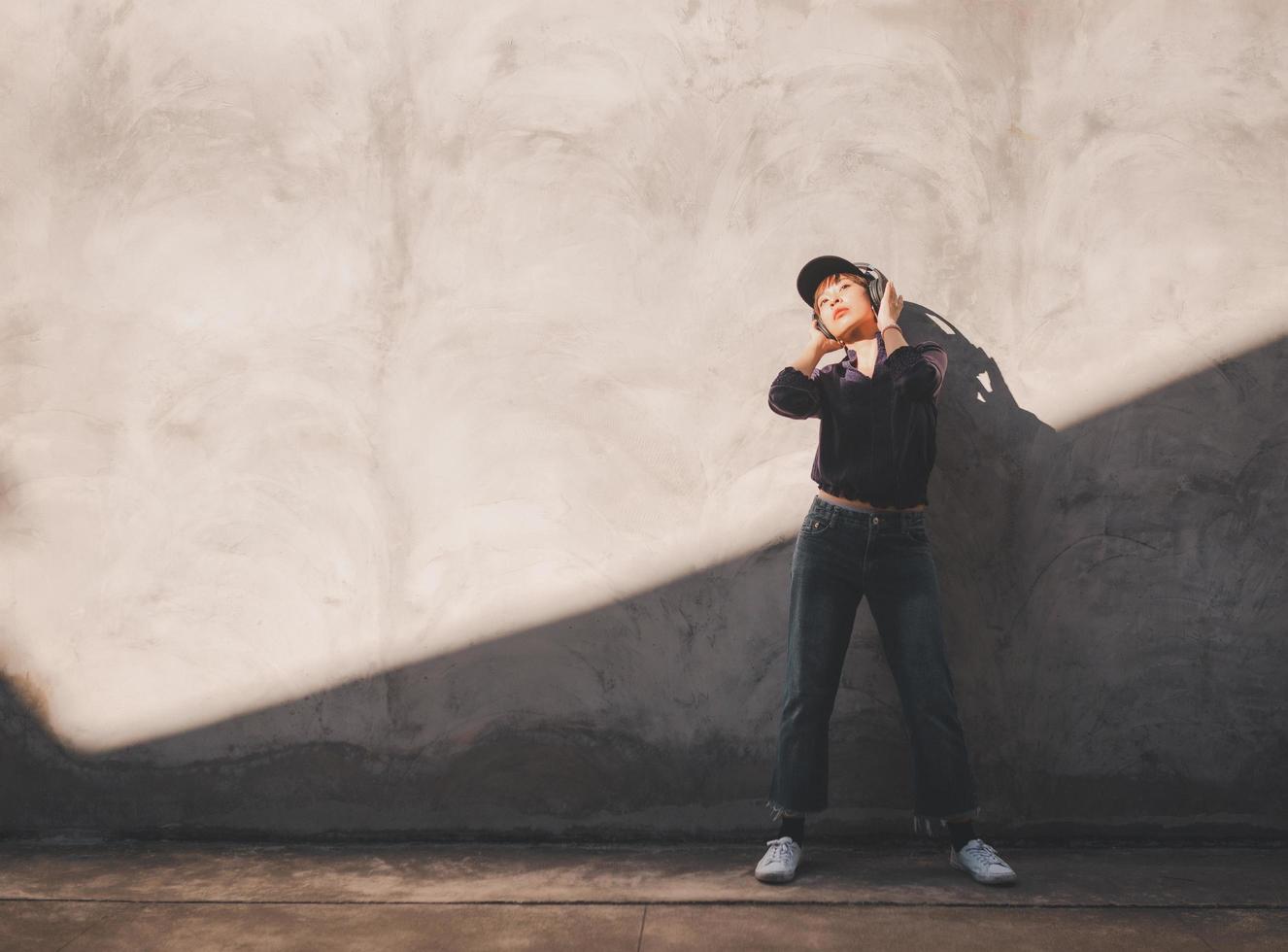 heureuse jeune femme asiatique écoutant de la musique avec des écouteurs photo