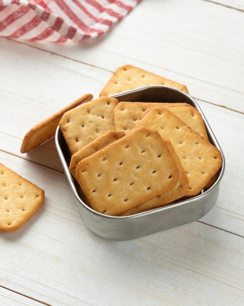 biscuits craquelins dans un bol en acier inoxydable avec nappe photo