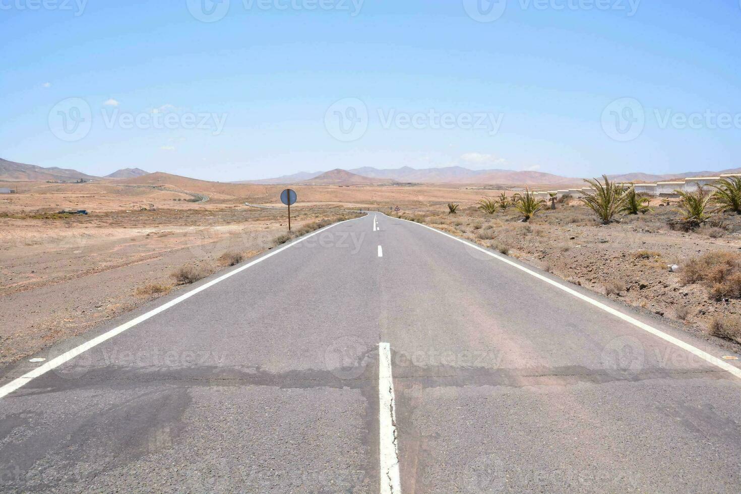 un vide route dans le milieu de le désert photo