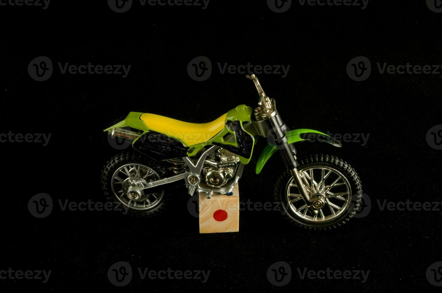 une moto jouet sur noir Contexte photo