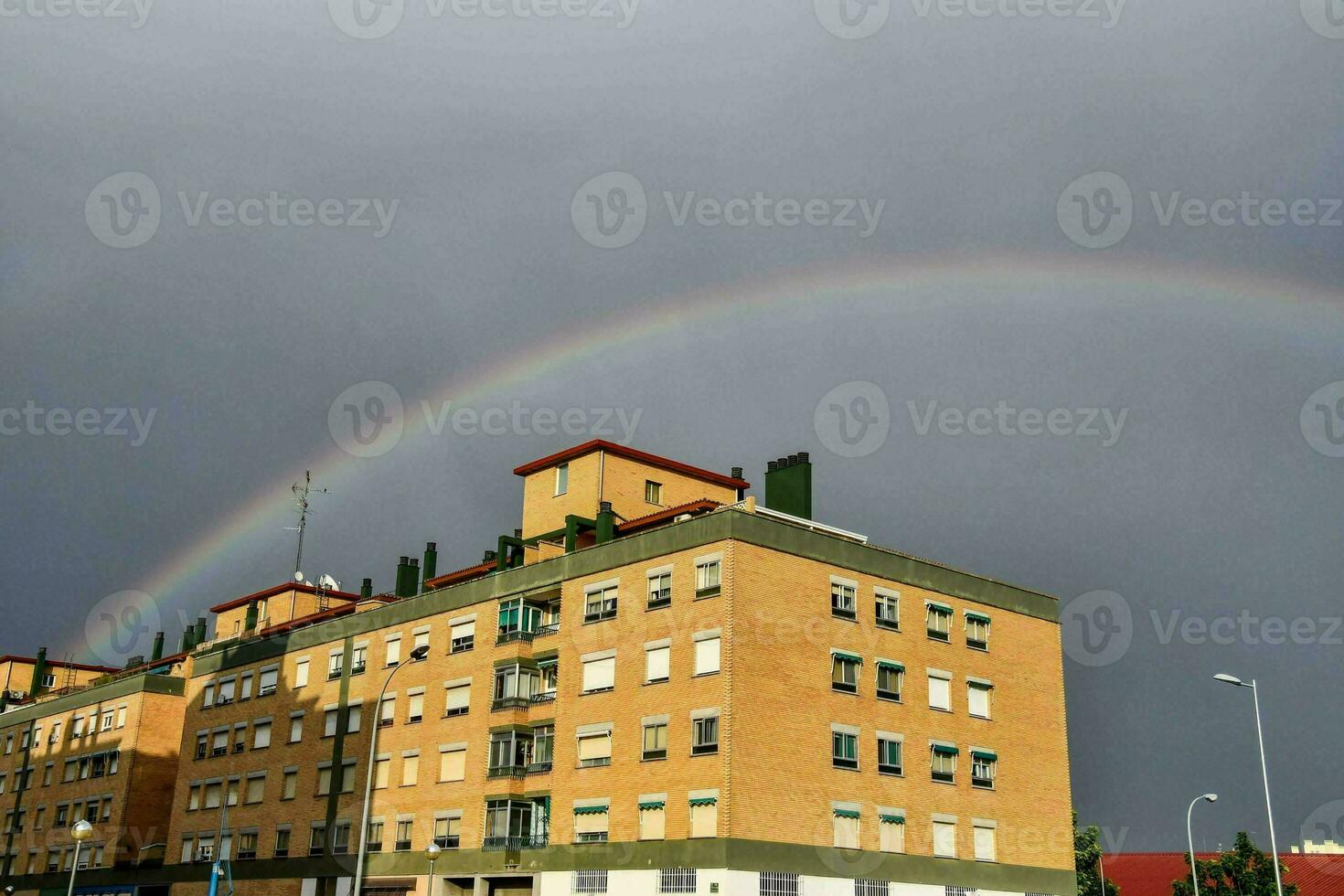 une arc en ciel apparaît plus de une bâtiment photo