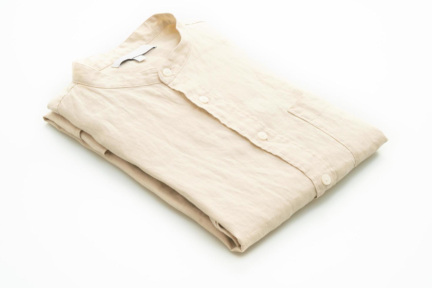 Pli de chemise beige isolé sur fond blanc photo