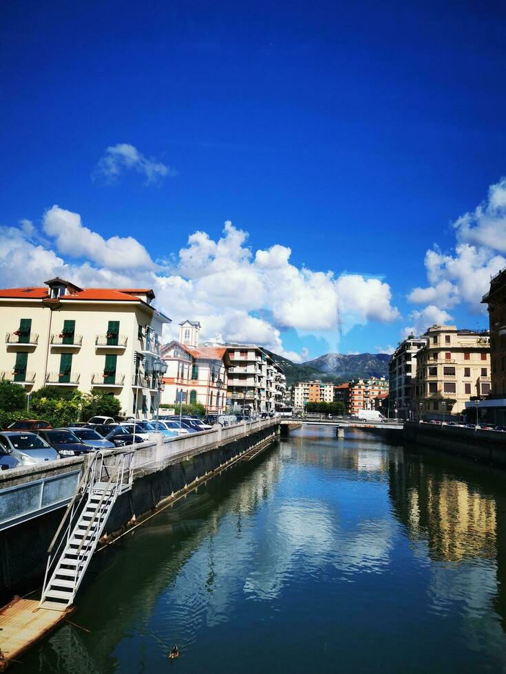 photo de une ville horizon avec une rivière écoulement par il