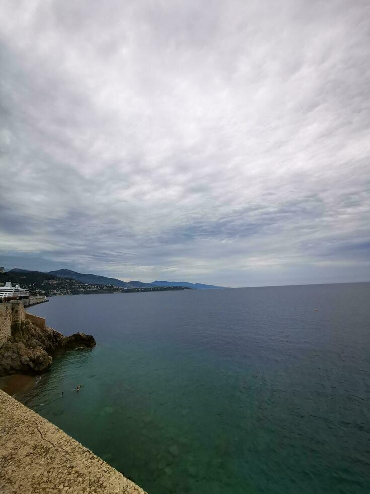 photo de une étourdissant plage avec une cristal clair turquoise l'eau