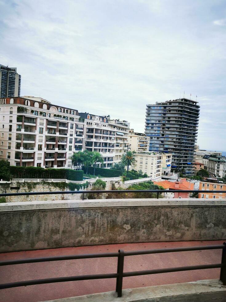 photo de une homme faire de la planche à roulettes par une paysage urbain