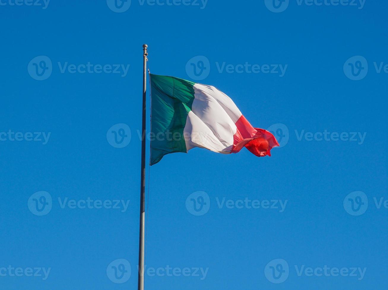 drapeau italien sur ciel bleu photo