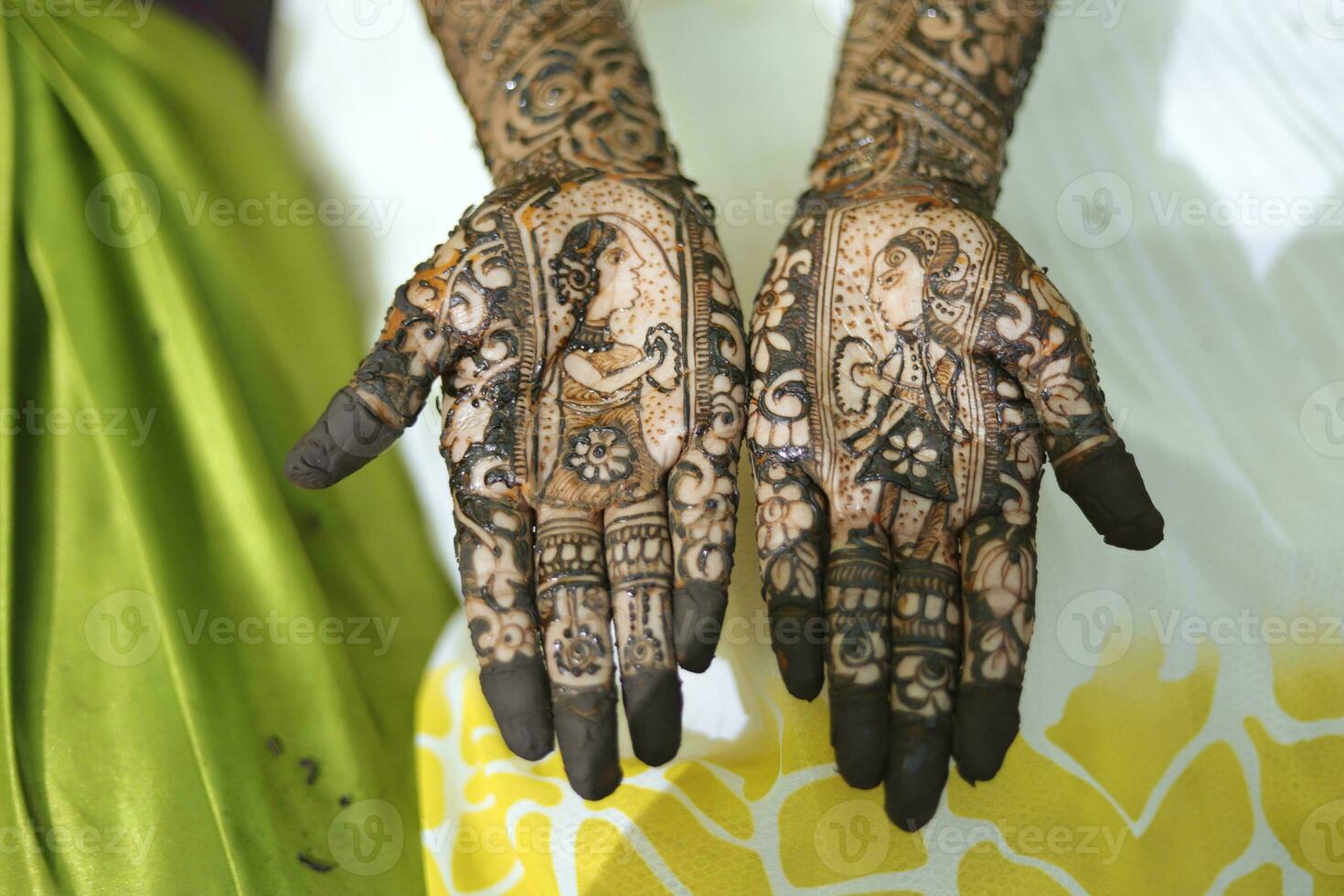 un Indien la mariée montrant sa mains mehndi tatouages conception photo