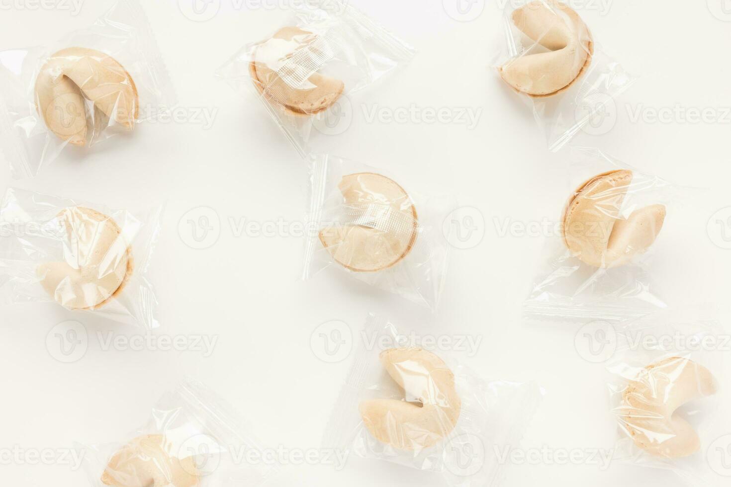 Frais et savoureux chinois fortune biscuits, individuellement enveloppé dans déjouer sur blanc Contexte photo