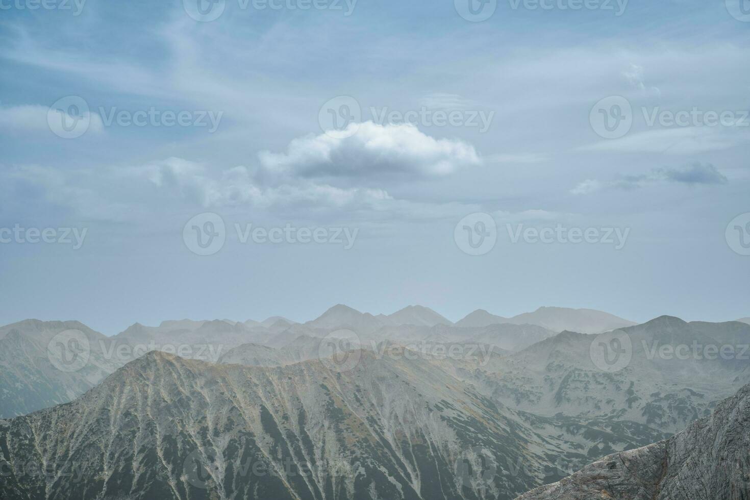 vue de le pirin Montagne gamme, alpin nationale parc dans Bulgarie, brume plus de le montagnes photo