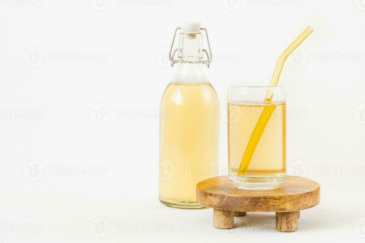 fait maison kombucha fermenté boisson dans verre et bouteille sur blanc Contexte. sain probiotique boisson photo