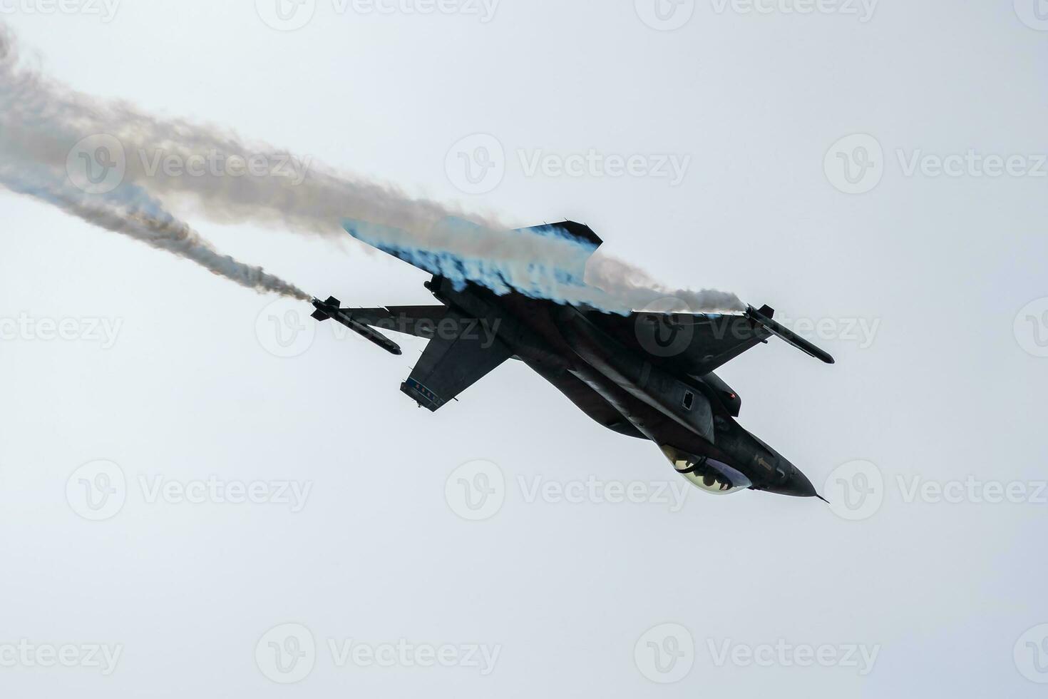 militaire combattant jet avion à air base. aéroport et aérodrome. air Obliger vol opération. aviation et avion. air la défense. militaire industrie. mouche et en volant. photo