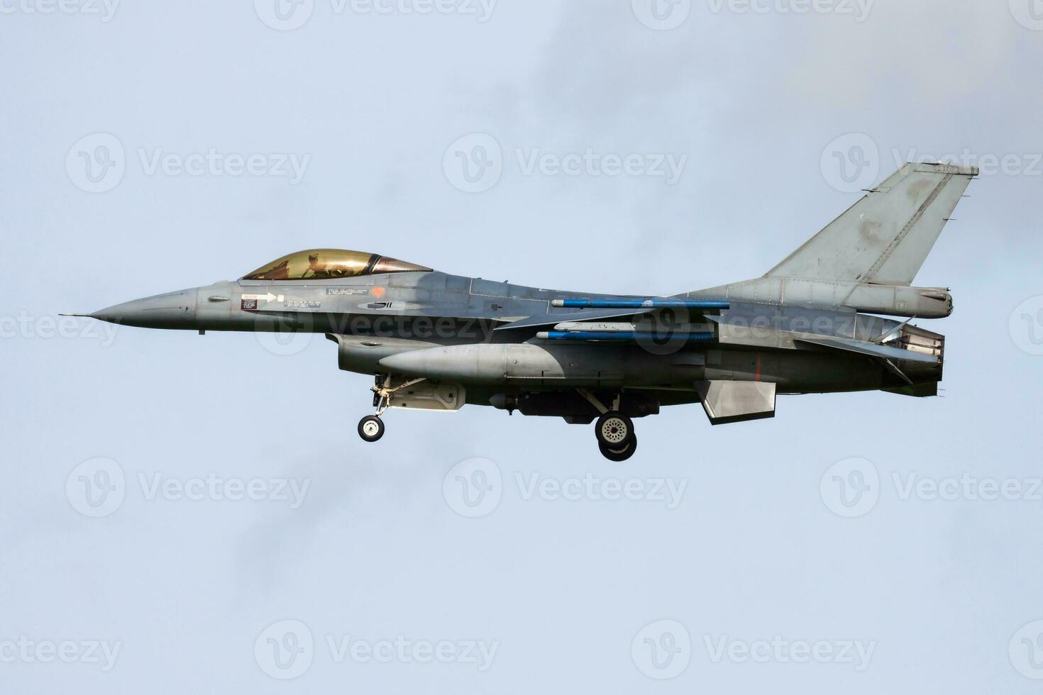 militaire combattant jet avion à air base. aéroport et aérodrome. air Obliger vol opération. aviation et avion. air la défense. militaire industrie. mouche et en volant. photo