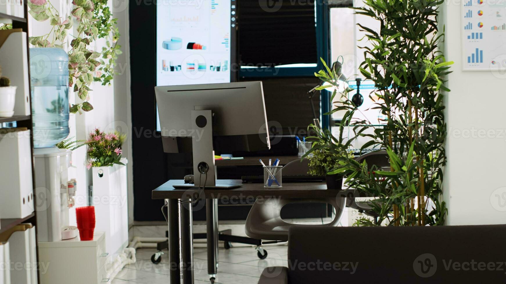 salle de réunion Bureau espace avec bureaux et Stationnaire outils utilisé pour tous les jours exécutif Tâches dans entreprise département lieu. vide Commencez cotravail espace, petit affaires décorations. photo