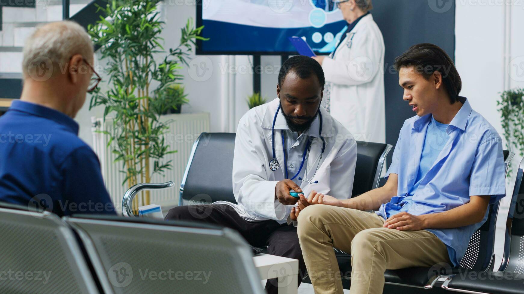 médecin en utilisant médical glucomètre à vérifier asiatique homme du sang goûter, mesure insuline et glucose niveau pendant vérification visite rendez-vous dans hôpital attendre chambre. médicament soutien un service photo