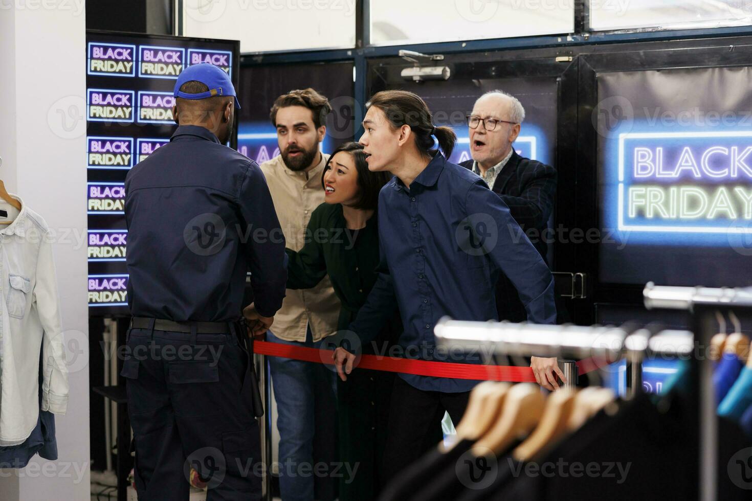 en colère les acheteurs aller fou à noir Vendredi ventes, diverse gens consommateurs avoir agressif tandis que attendre dans ligne à vente au détail boutique entrée pendant remise saison, argumenter avec Sécurité garde photo