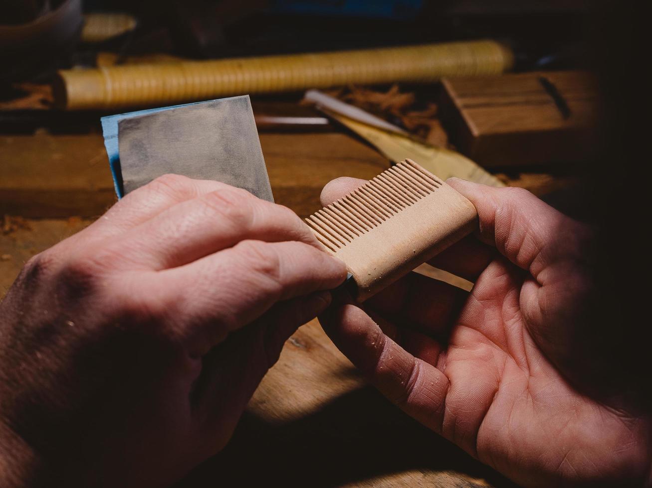 un artisan polit un peigne à barbe fait à la main photo