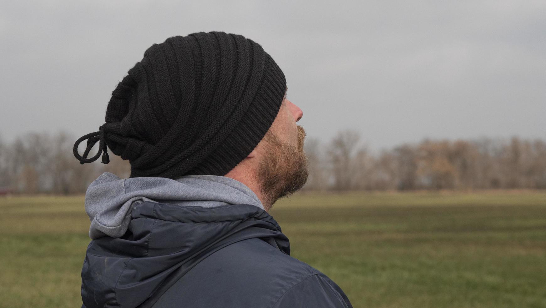 portrait d'un homme séduisant avec une barbe dans un bonnet tricoté photo