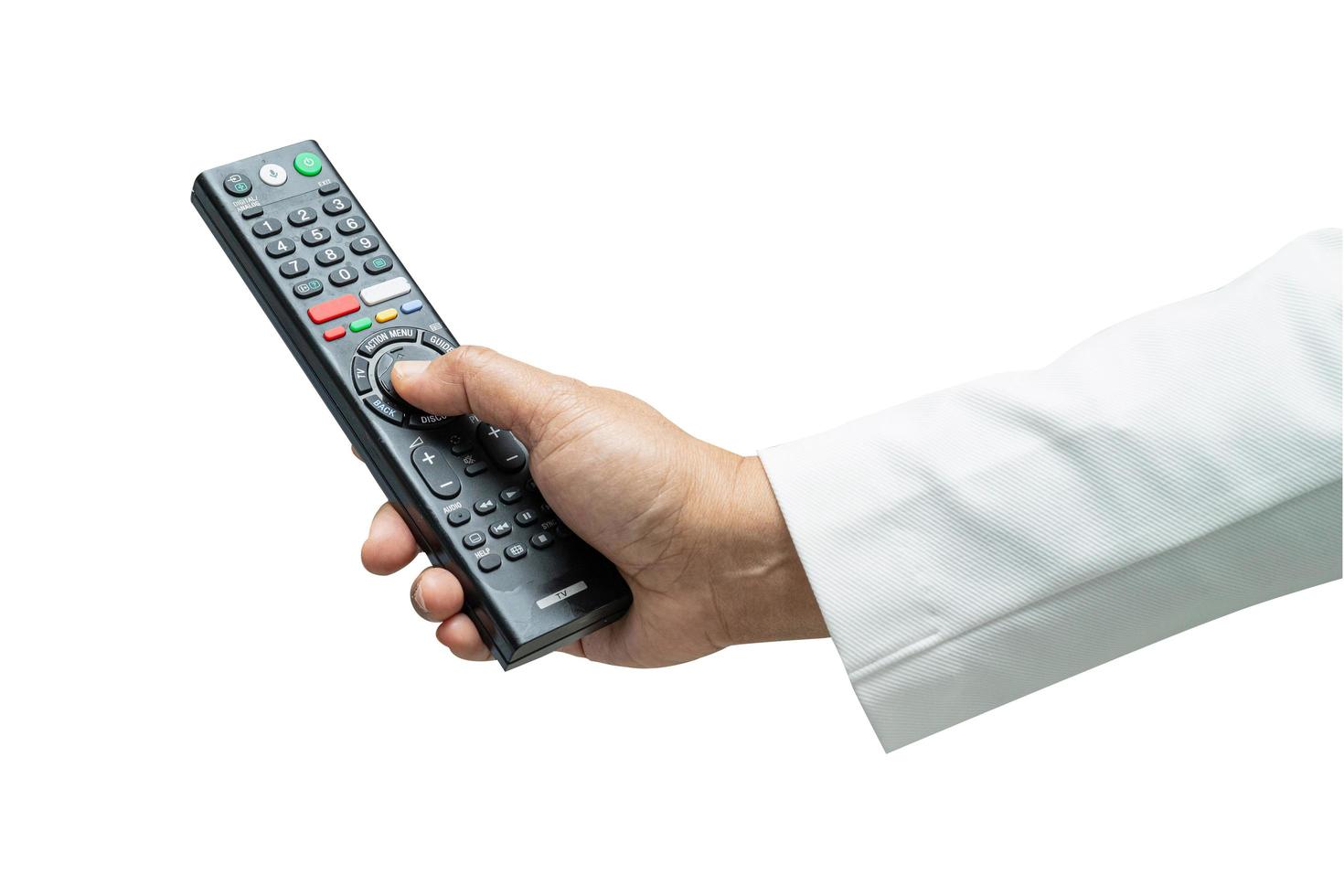 Télécommande à la main en appuyant sur la télévision avec chemin de détourage photo