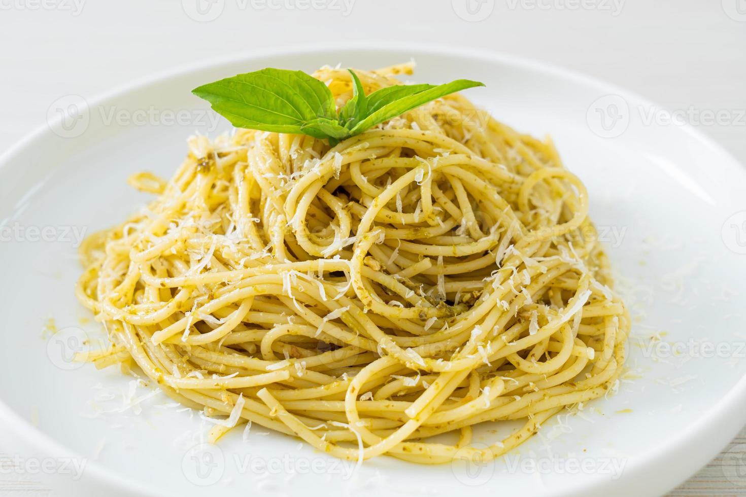 pâtes spaghetti au pesto - cuisine végétarienne et style de cuisine italienne photo