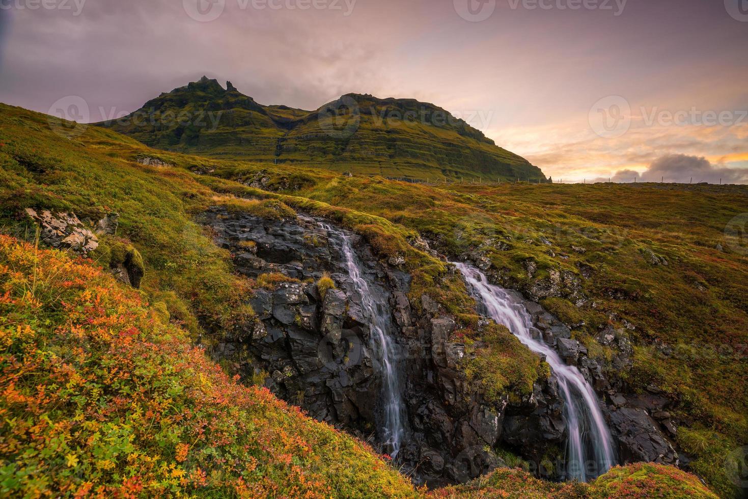 paysage de montagne et cascade en islande photo