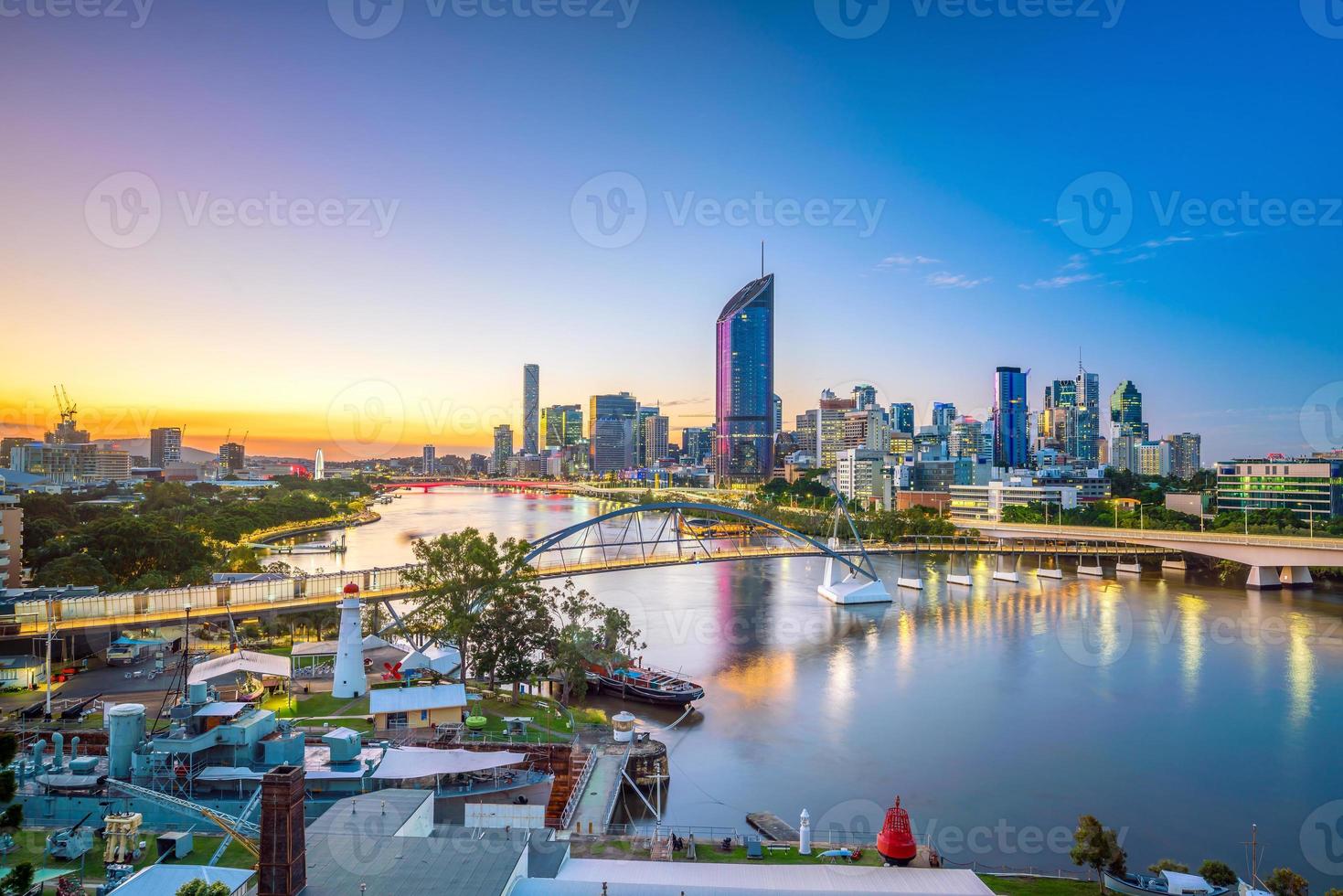 toits de la ville de brisbane et rivière brisbane au crépuscule photo