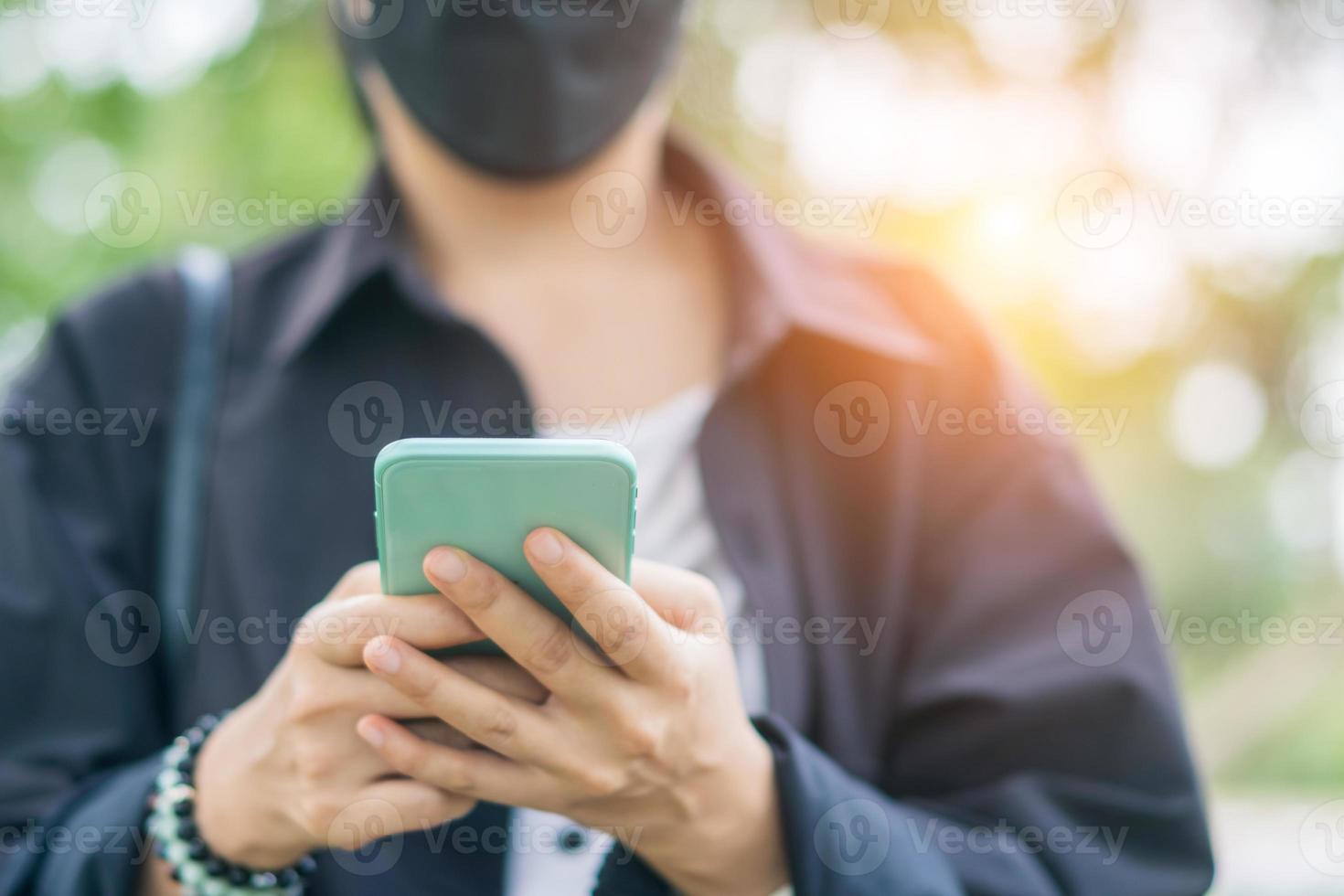 main de femme utilisant un smartphone pour faire des affaires photo