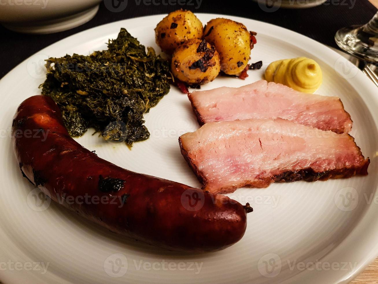 repas de chou frisé et saucisse photo