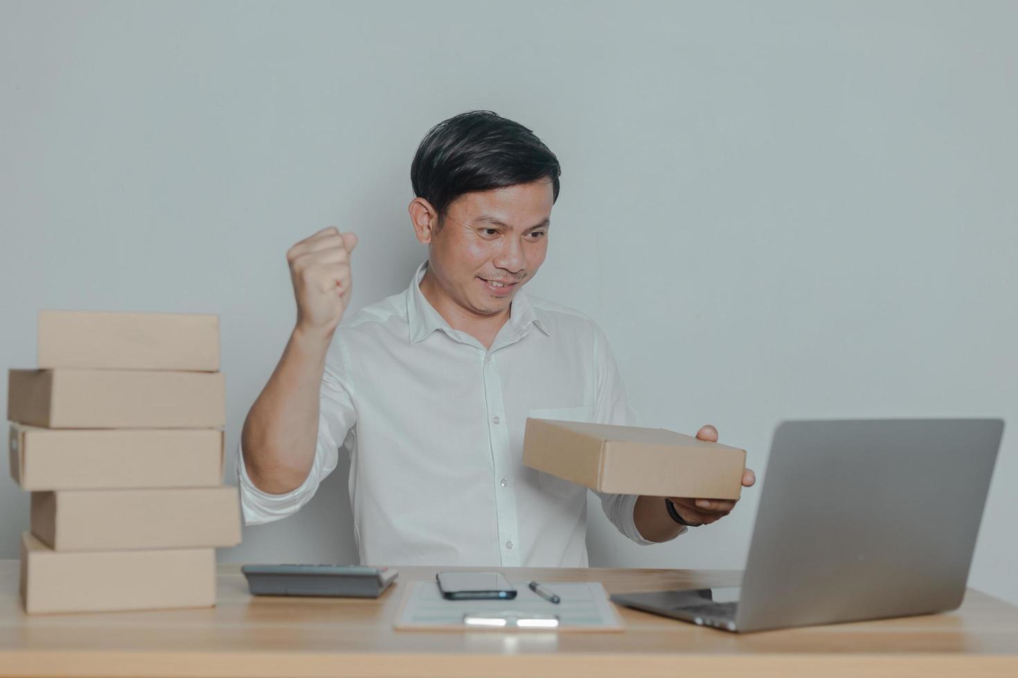 homme vendant en ligne à la maison des idées de petites entreprises photo