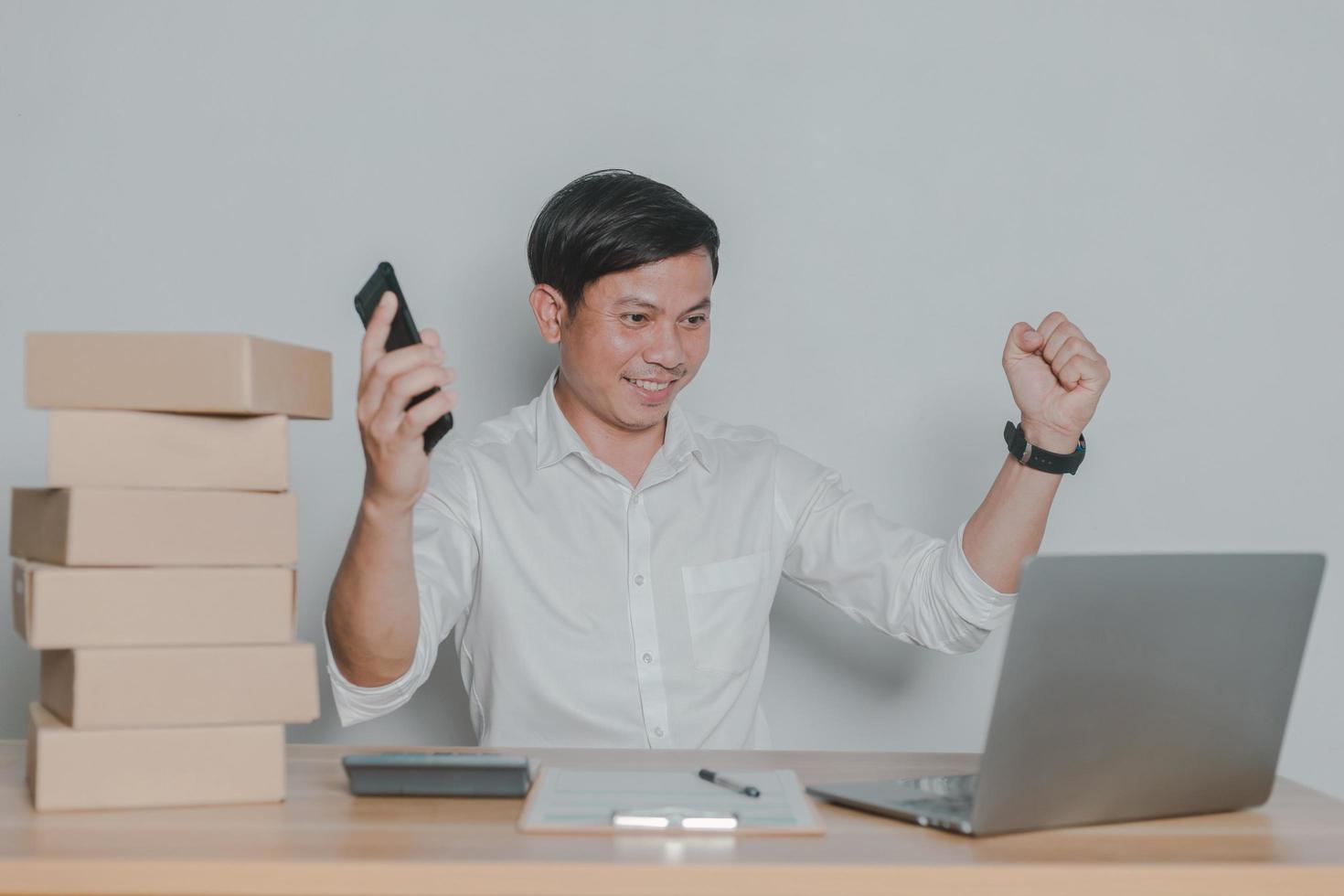 homme vendant en ligne à la maison des idées de petites entreprises photo