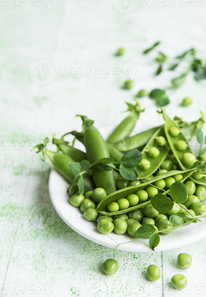 cosses de pois verts frais et pois verts photo