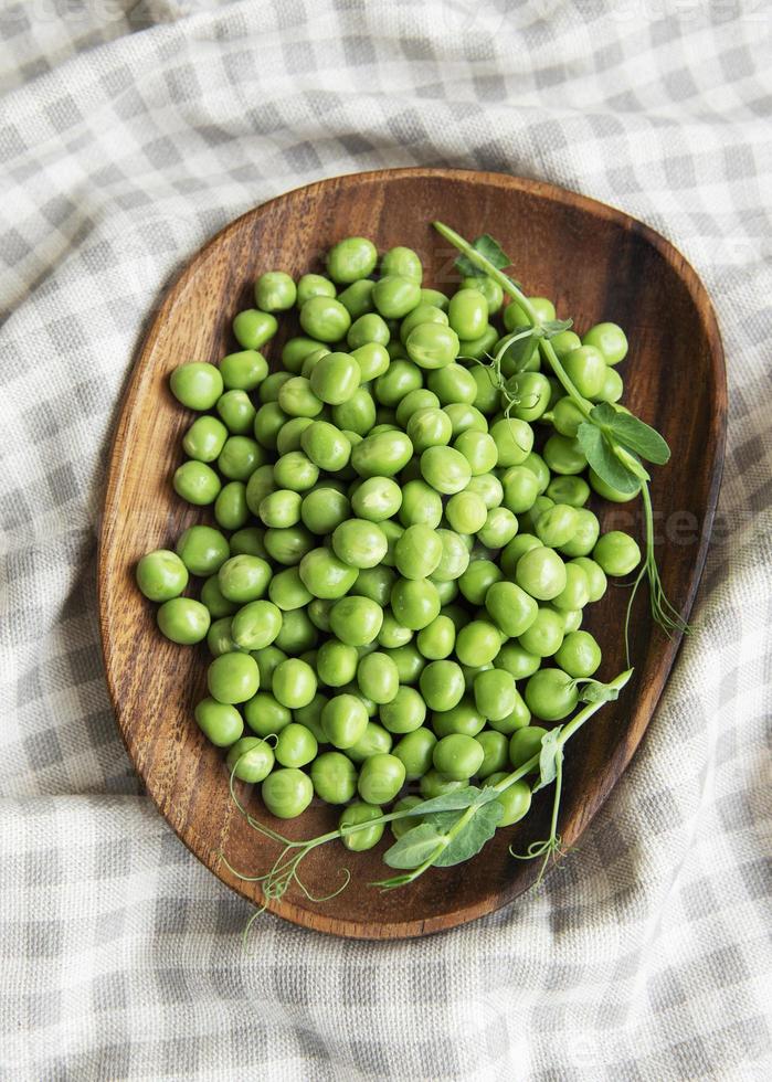 cosses de pois verts frais et pois verts photo