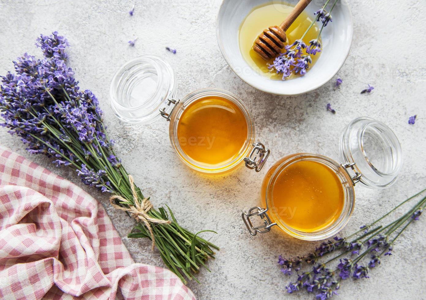 pots de miel et de fleurs de lavande fraîches photo