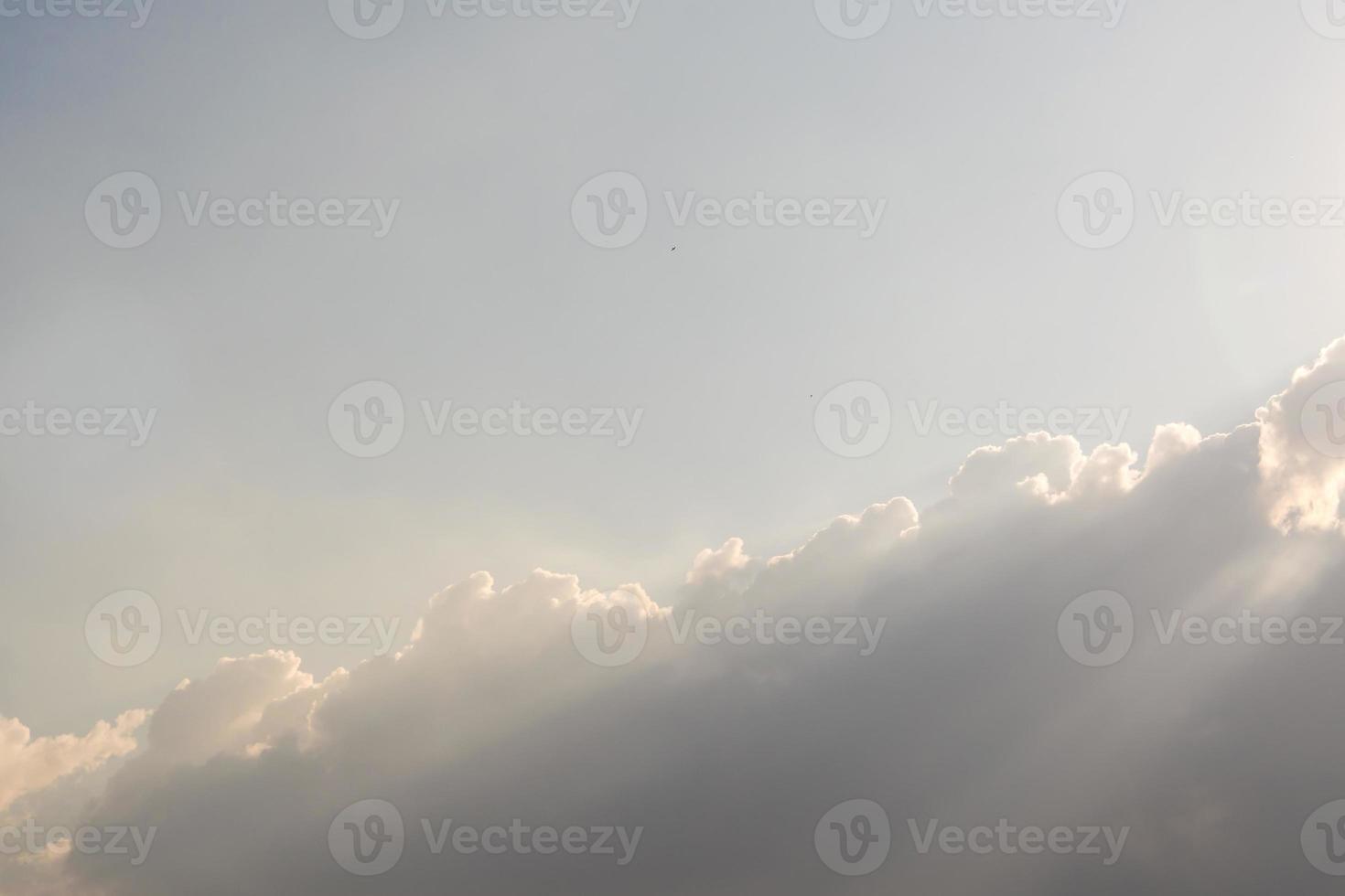 rayon de soleil du soleil derrière les nuages photo