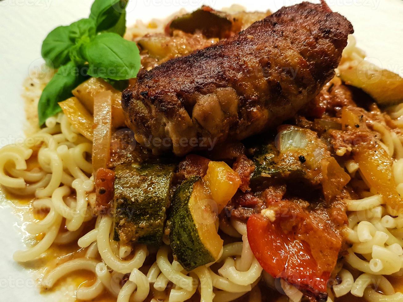 Roulade de veau aux légumes méditerranéens sauce tomate photo