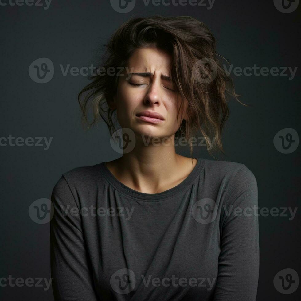 femme apparaît à être dans douleur sur gris Contexte ai génératif photo