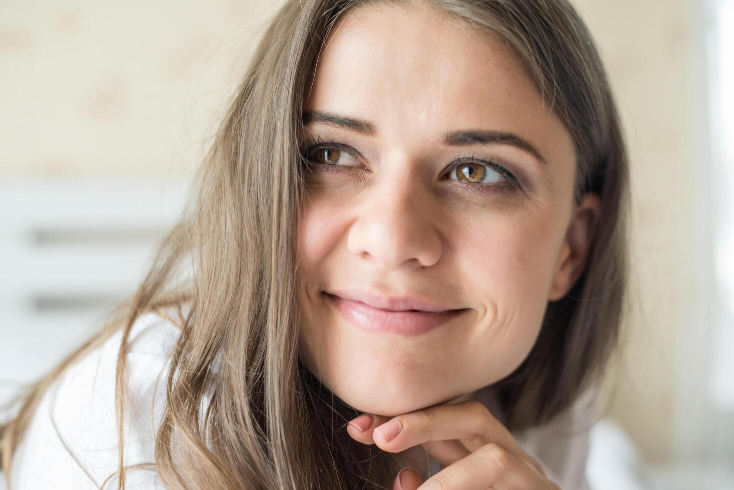 portrait de femme allongée au lit photo