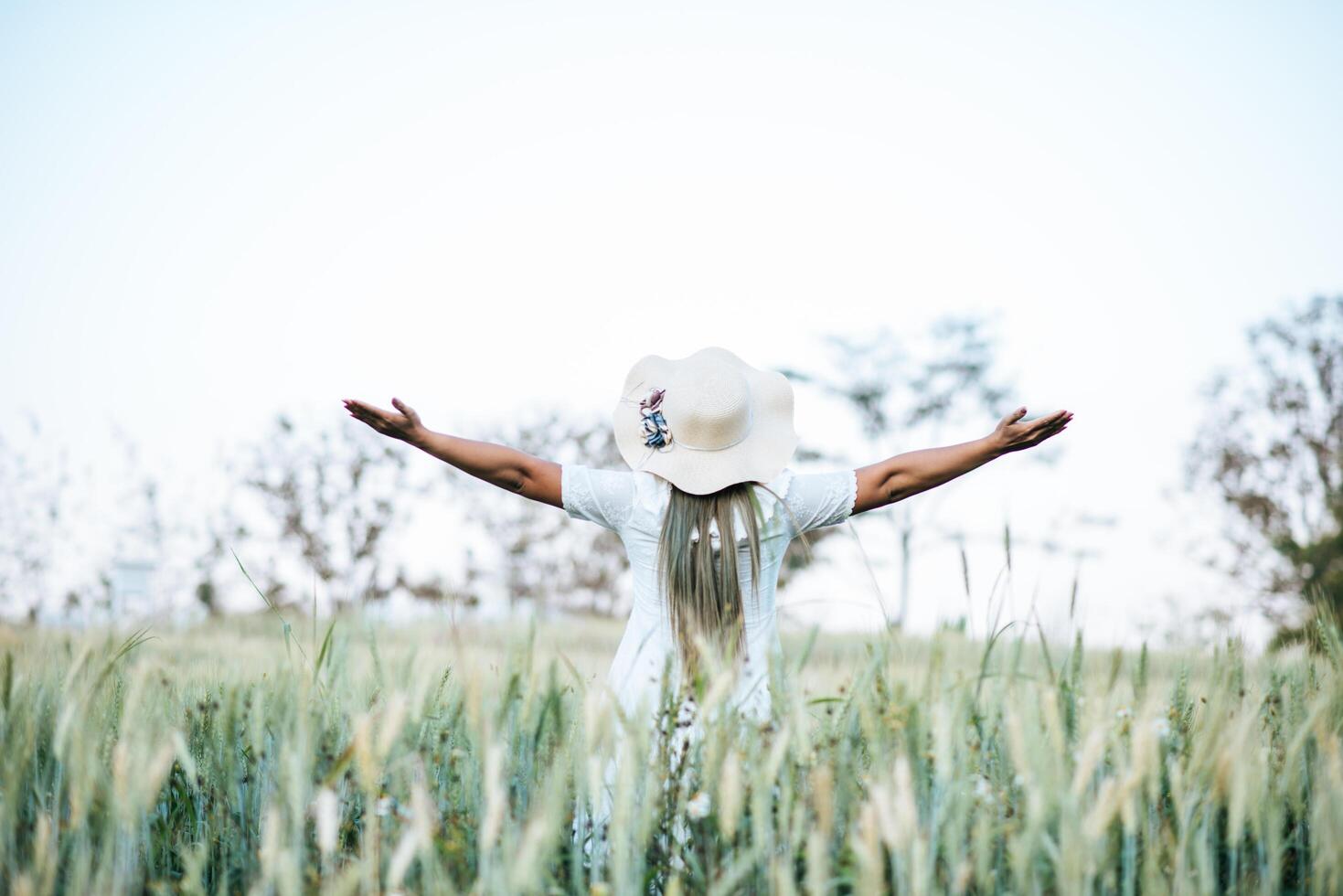 femme au chapeau bonheur dans la nature photo