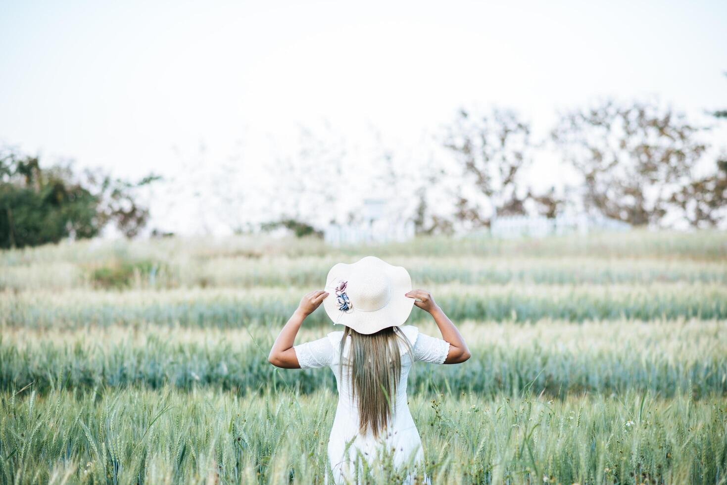 femme au chapeau bonheur dans la nature photo