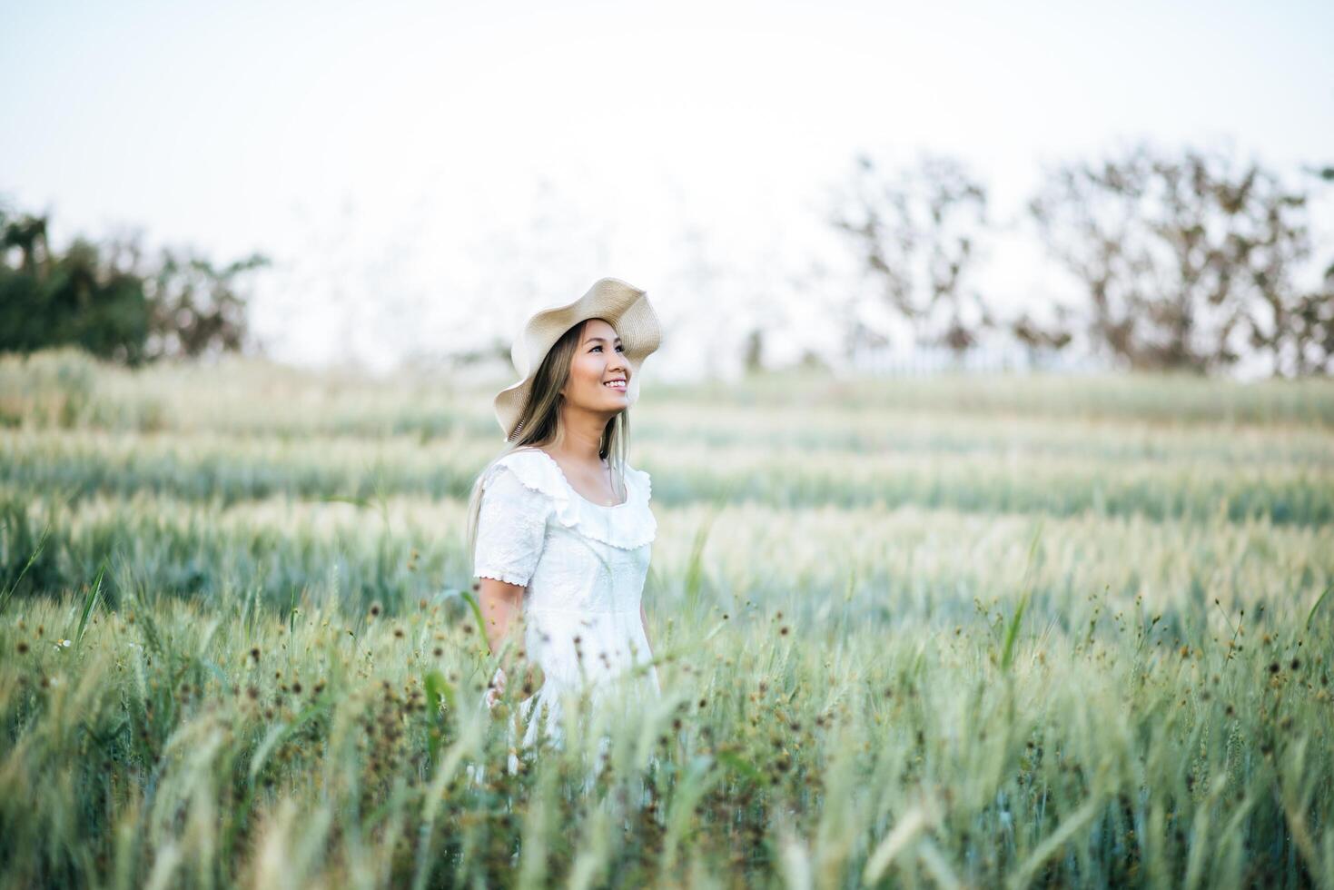 femme au chapeau bonheur dans la nature photo