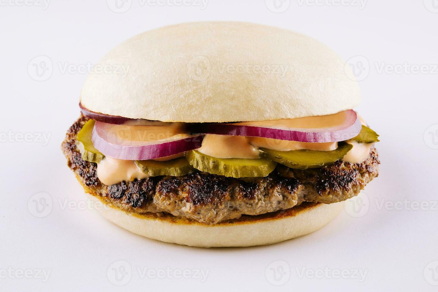 Burger avec porc escalope sur blanc Contexte photo