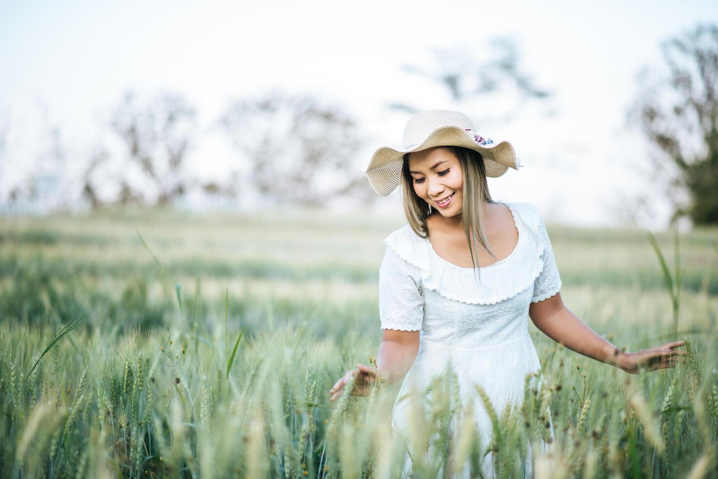 femme au chapeau bonheur dans la nature photo