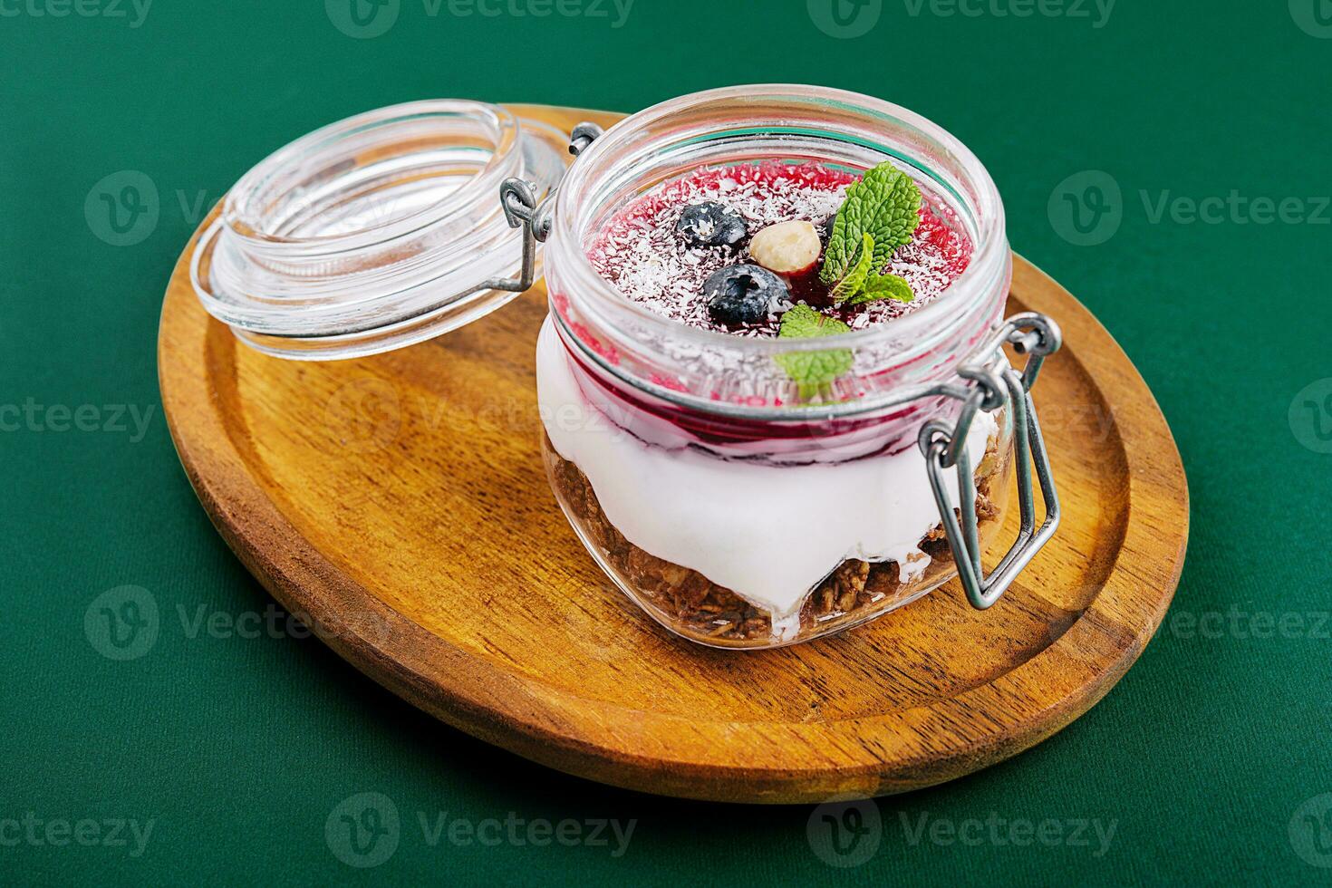 granola avec des noisettes, yaourt et des fruits baies dans une pot photo