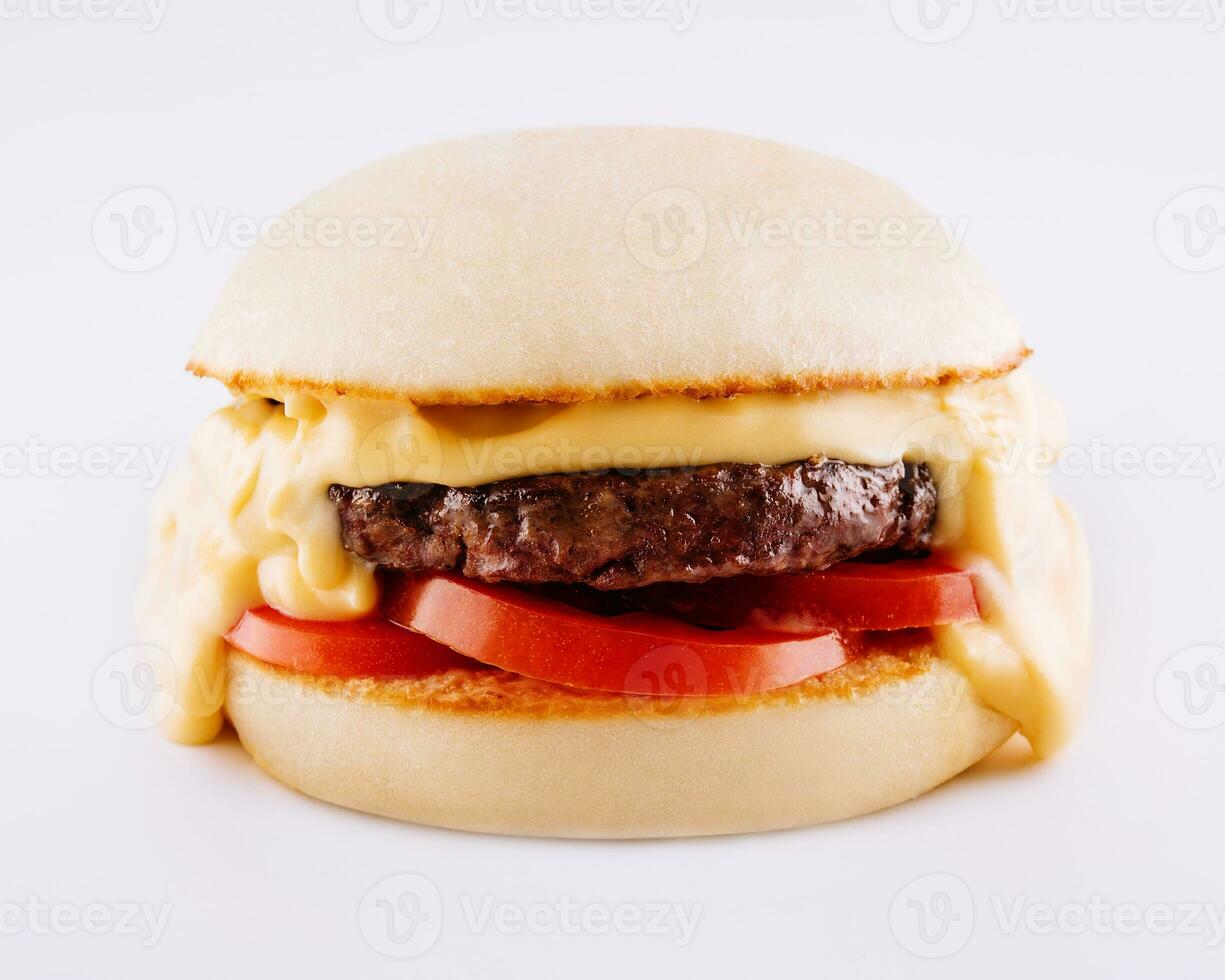 Hamburger avec tomates et fondu fromage photo