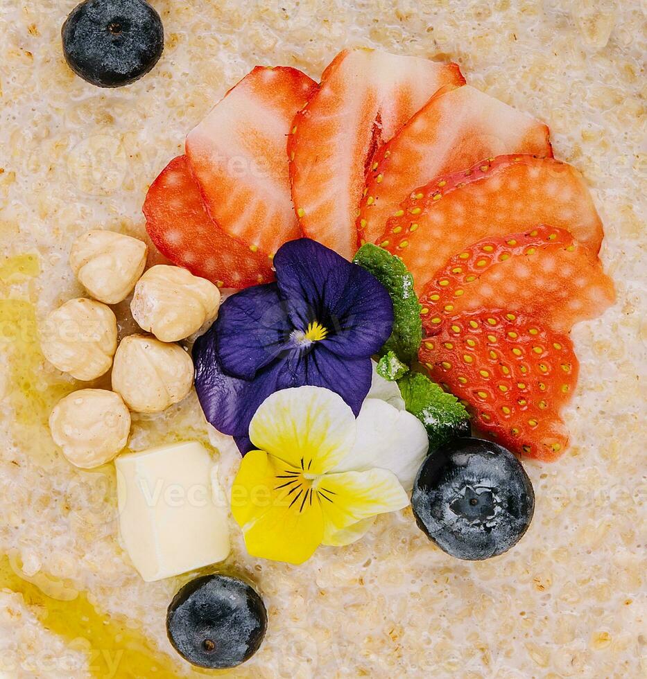 flocons d'avoine bouillie avec myrtilles, des fraises et noisettes photo