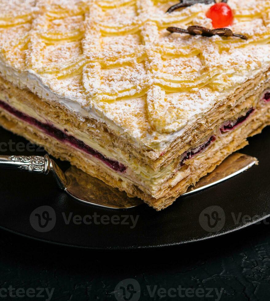 gâteau avec crème fromage remplissage et Cerise photo