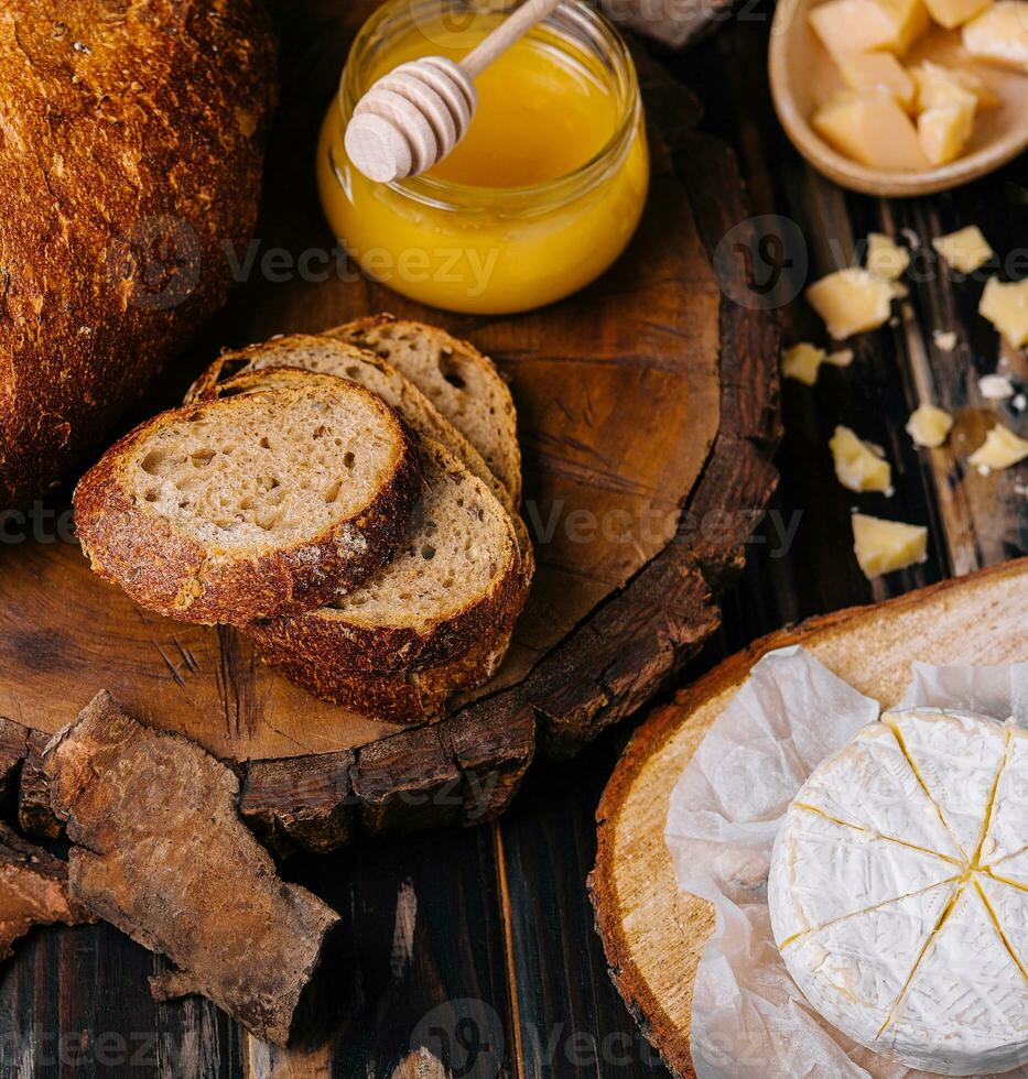 pain avec Miel, noyer et fromage sur une en bois souche photo