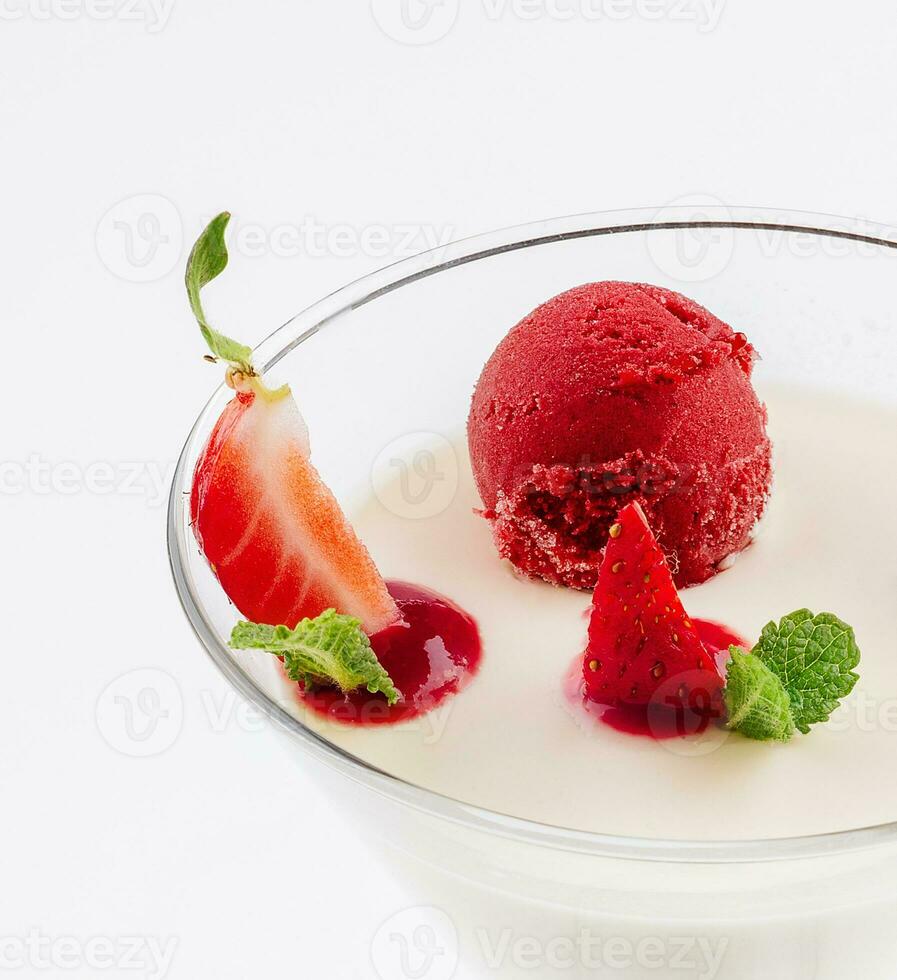 italien dessert panna cotta avec rouge Frais des fraises photo